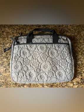 Thirty One Gray Quilted Poppy Laptop Tablet Bag